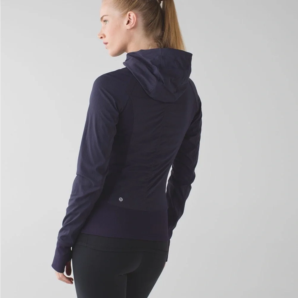 Lululemon Size 4 In Flux Jacket Hoodie Thumbholes in Black Grape - Picture 2 of 8